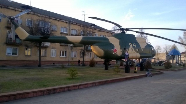 Самолет во дворе