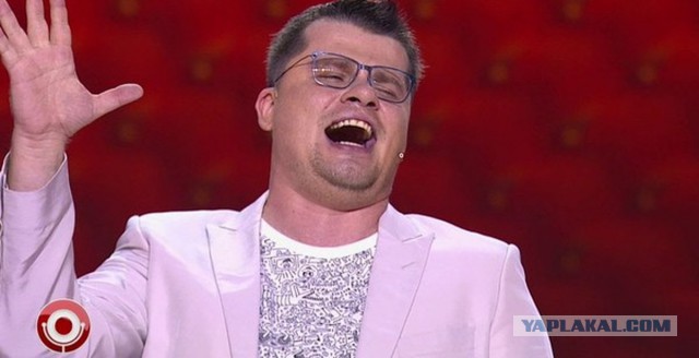 Каждый пытался поправить бабочку Рами...