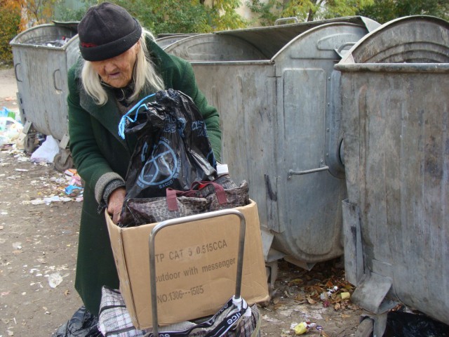 Печальная реальность. Челябинск. Пенсионеры собирают продукты на мусорке.(Для людей с расшатанной психикой 18+).