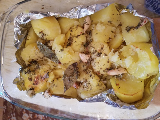 Запечённая свинина в суперском соусе с запечённой картошкой