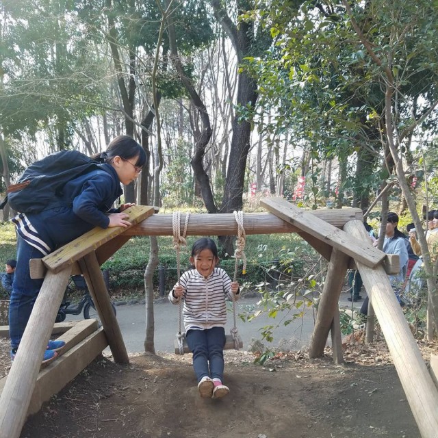 Японский парк, где дети играют с ножами и молотками, жгут костры и прыгают с крыш зданий