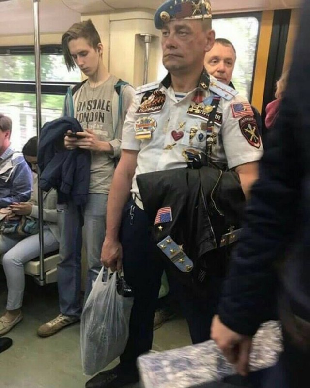 Индус придумал, как проходить в самолет без очереди