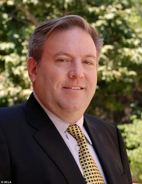 Белого профессора обвинили в расизме за отказ отменить экзамены черным студентам. Теперь его охраняет полиция