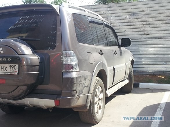 Школьница паркуется на отцовском джипе