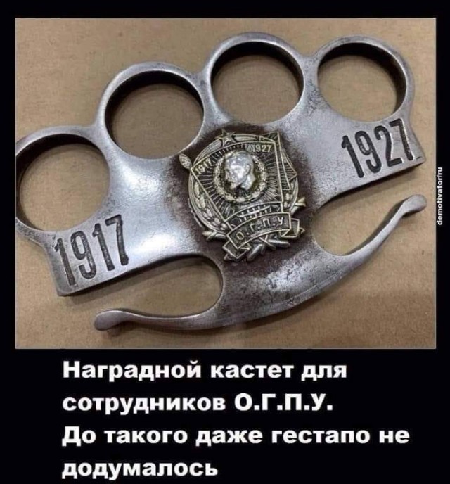 По соседству с закрашенным Навальным появилось новое граффити — с другим героем