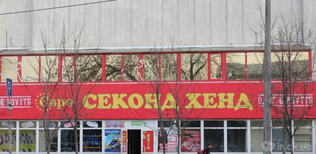 На распродаже Second-Hand толпа умудрилась сломать перила и почти вынести дверь