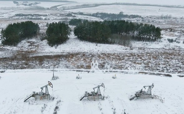 Евросоюз договорился о введении потолка цен на нефть в $60 за баррель