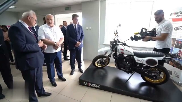 Расход 2,2 л на 100 км и 18-дюймовые колеса. В Белоруссии показали новые мотоциклы M1NSK Hunter 150 и Ranger 200 ценой менее 1,5 тыс. долларов