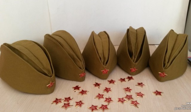 Девушки на улицах, чем-то увлечённые