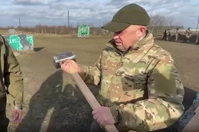 В одной из российских школ трудовик отнял вейп у зумера и уничтожил его кувалдой