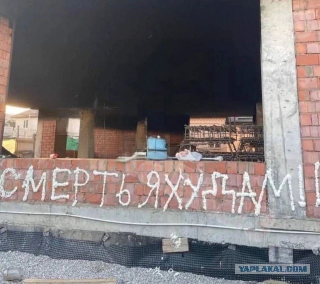 В Хасавюрте у отеля собралась толпа мусульман. Они требуют выгнать из Дагестана евреев
