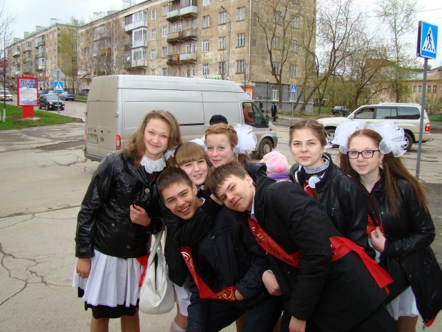 Школьницы на последнем звонке 2013