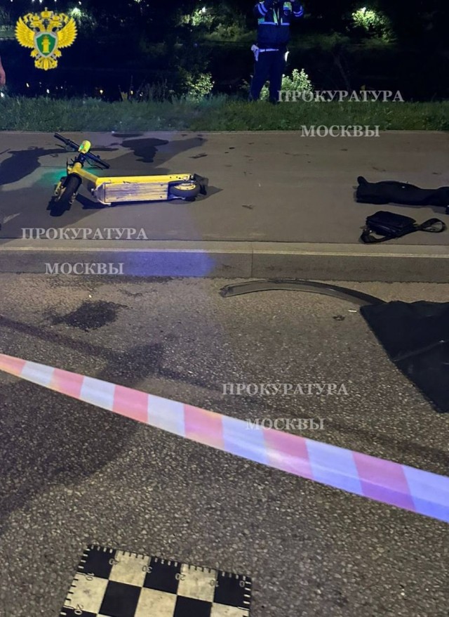 В Москве двое самокатчиков ехавших в обнимку на самокате попали в ДТП. Один умер,один в больнице.