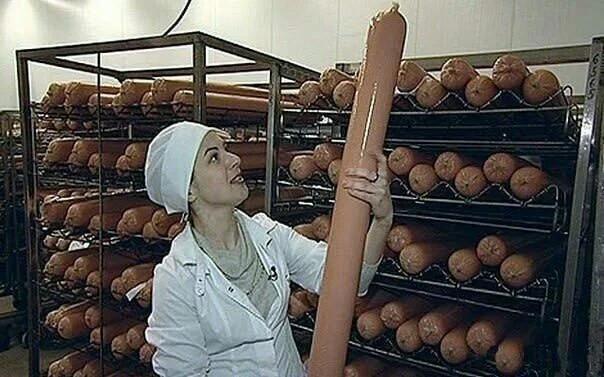 В Подмосковной Кашире начали делать колбасу длиной больше метра