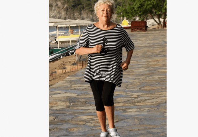 «Умчала в Дубай, крутит с миллионерами, покрасила волосы в розовый цвет» как в свои 77 лет живет «веселая вдова» Караченцева