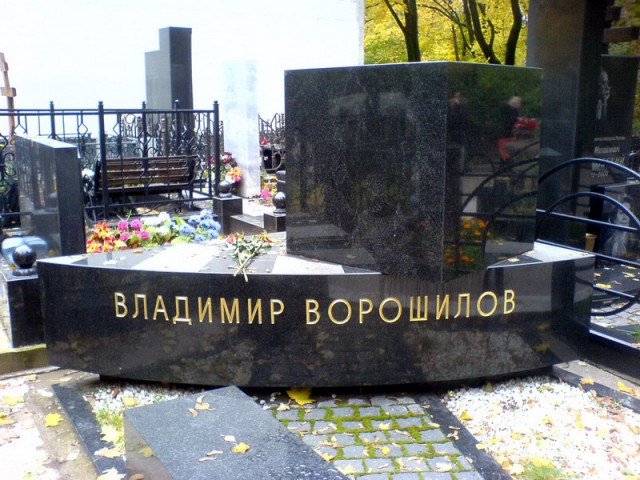 Необычные надгробные памятники: жуткие,