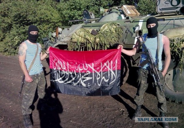 Смертник на джипе застрял во рву с водой.