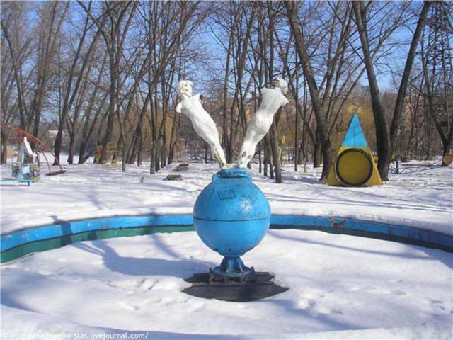 18 странных скульптур на детских площадках, которые невозможно забыть