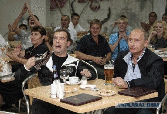 Путин и Медведев смотрят футбол в Сочи