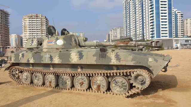 Выставка трофейной военной техники в Баку