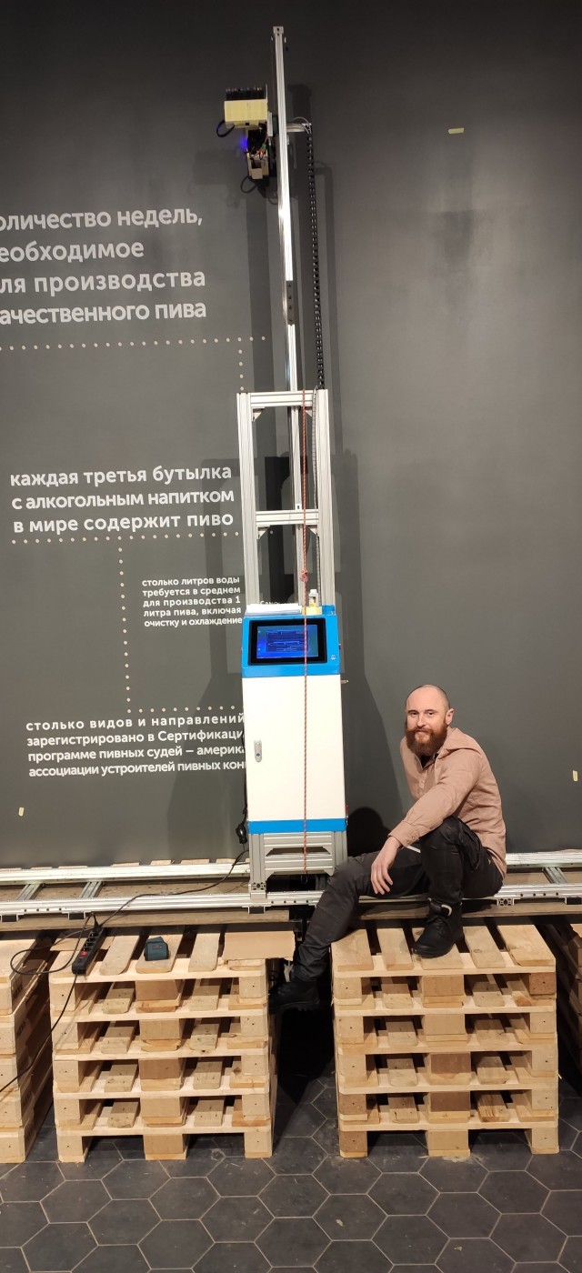 Вертикальная печать принтером на стене