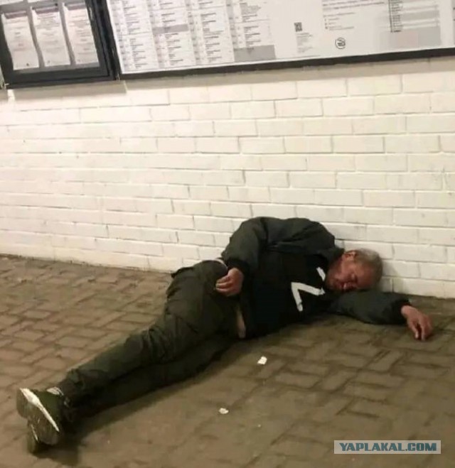 Некий "патриот" избивает "неформала" за внешность