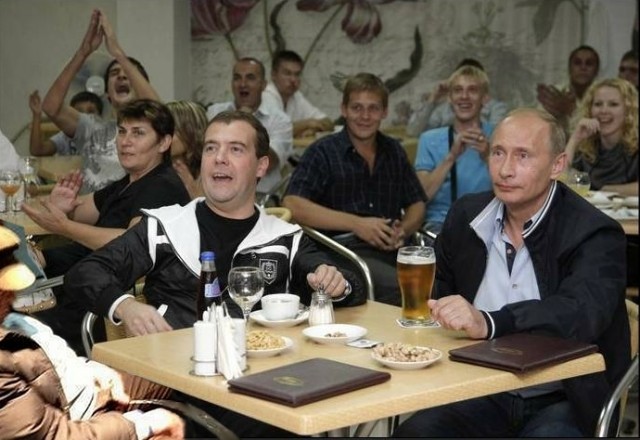 Безкультурщина! В помещении и в шапке!