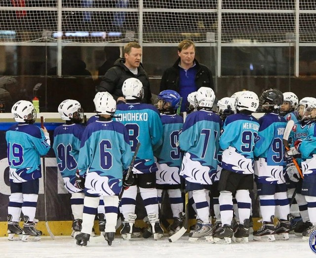 Поножовщина в раздевалке детской хоккейной команды.