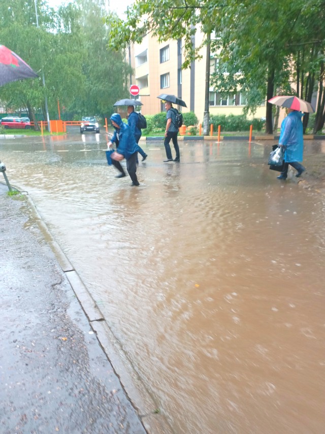 Вода поднялась уже почти до потолка в переходе на станции «Павшино» в Подмосковье