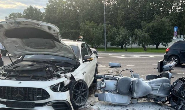 Автолорд на Mercedes с номерами «666» влетел в мотоцикл на Мичуринском проспекте.