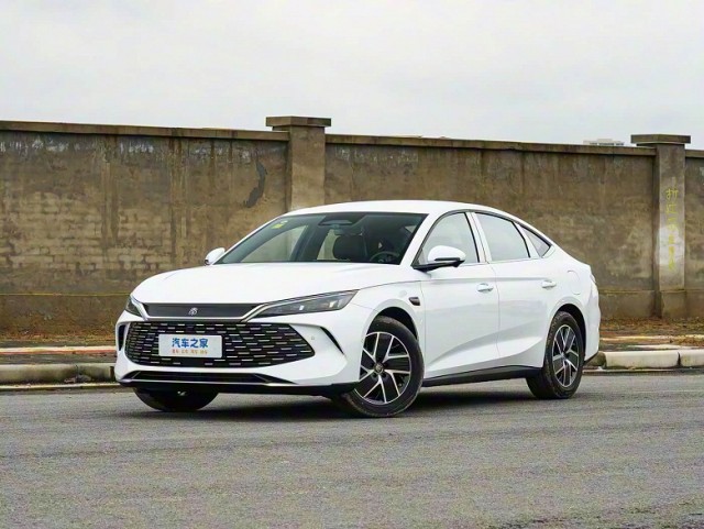 Представлен Qin L DM-i 2026: запас хода 2148 км и цена всего 96,8 тыс. юаней (1,1 млн рублей)