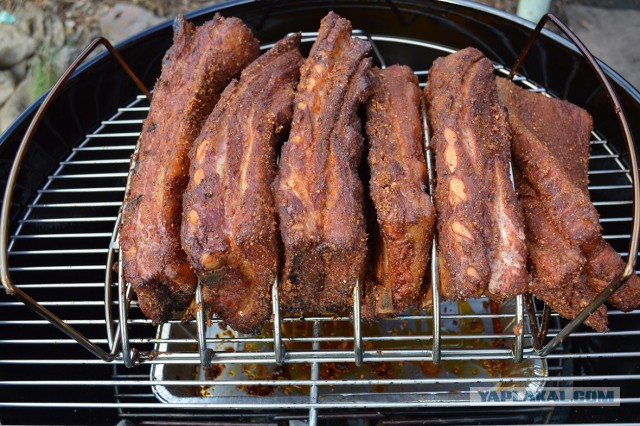 Копченые свиные ребрышки барбекю.
