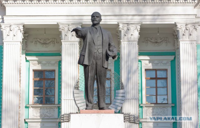 Памятники Ленину