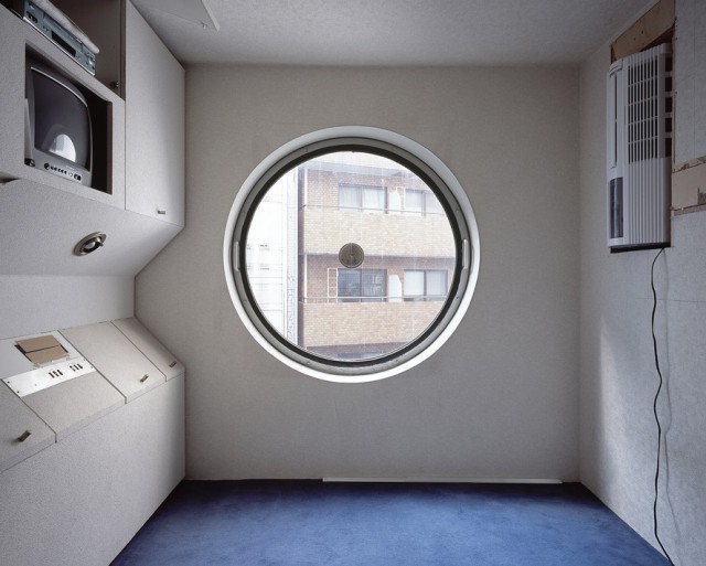 Первое в мире «капсульное» жилое здание — снаружи и изнутри