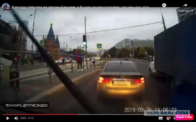 Быдло не пропускает и учит Скорую на дороге