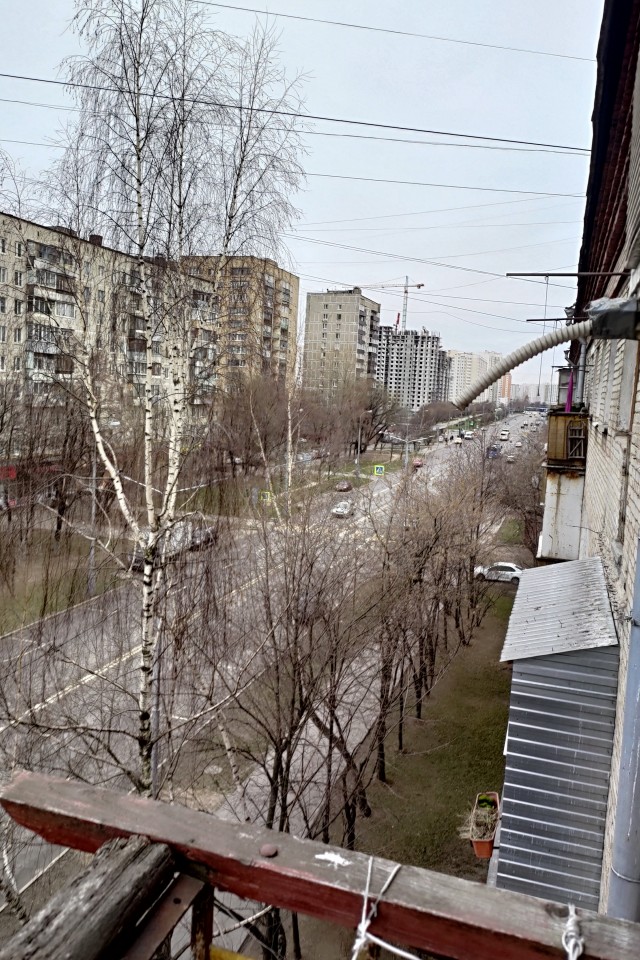 Давайте фото у кого какой вид из окна на оживленные улицы городов в настоящий момент