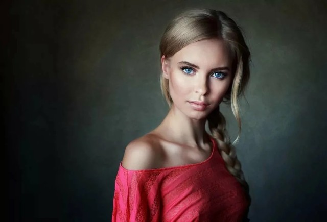 Девушки с косичками.