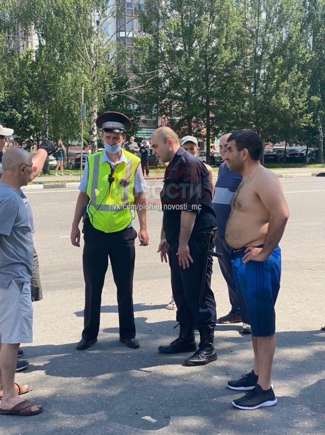 В Подмосковье в зоне пешеходного перехода судебный пристав совершил наезд на мужчину и мальчика, и велосипедиста