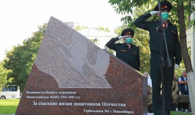Они спасают наши жизни: памятники медикам, почтение к которым никогда не пройдет