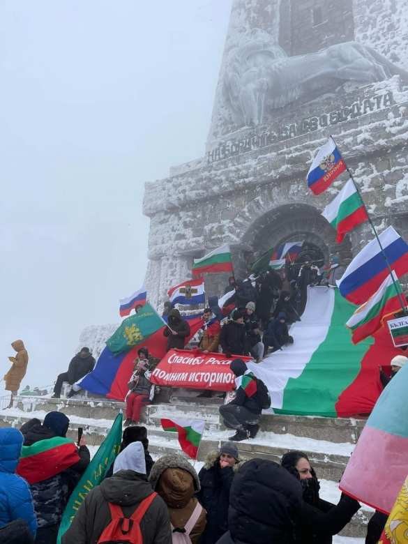 В стране НАТО атаковали представителей власти и сорвали европейский флаг, установив российский