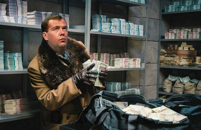 Дмитрий Медведев задался вопросом, как будут пилить запрошенные Байденом на поддержку Украины деньги