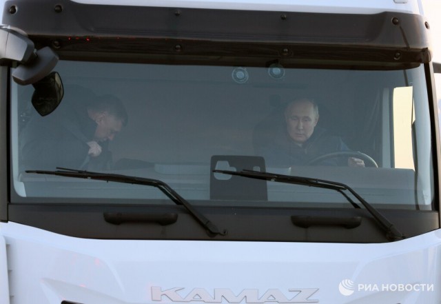 Путин прибыл на взлетную полосу Казанского авиазавода, чтобы полететь на ракетоносце Ту-160М
