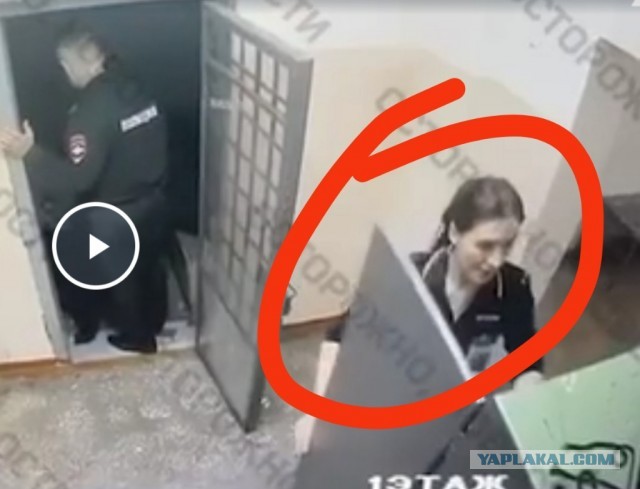 Полицейского, который избил задержанного в Комсомольске-на-Амуре и вставал ему на голову ногами, отправили в СИЗО