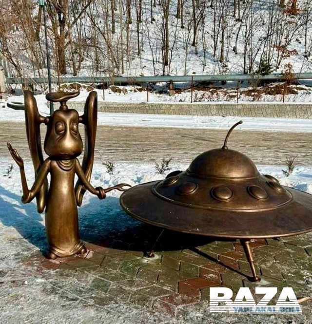 В Дальнегорске местный иерей попросил мэра убрать арт-объект в виде пришельца.