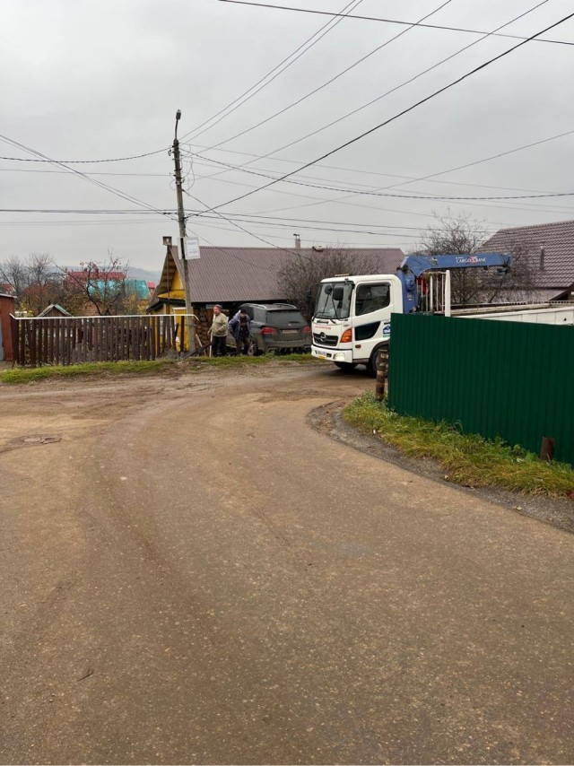 Водитель "Мерса" устроил "ремонт" дома в Октябрьском без разрешения и материалов.