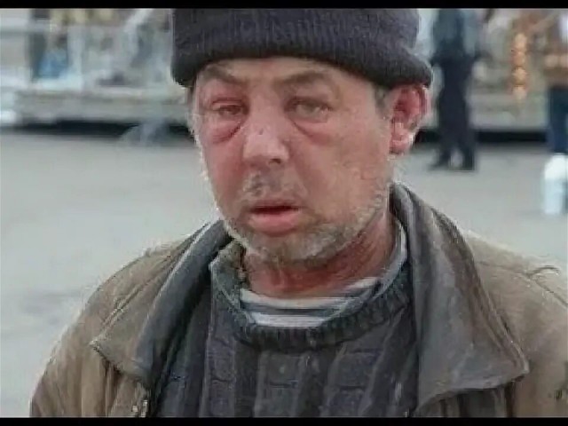 Мэр Якутска вылил в канализацию весь подаренный на Новый год алкоголь