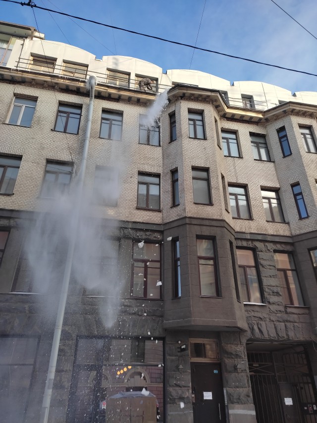 Устроился работать управдомом в ЖКХ Адмиралтейского района Святого Петербурга
