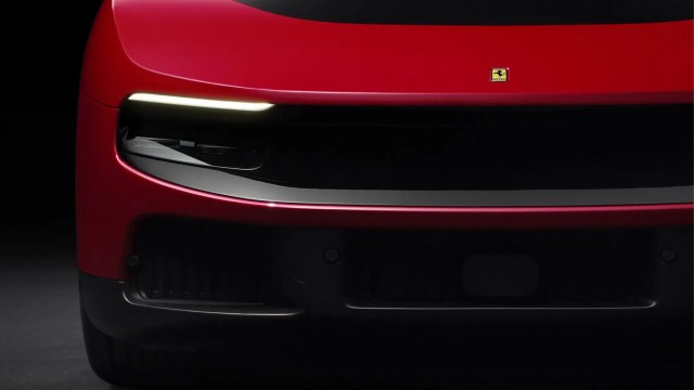 В cети вовсю высмеивают первую электричку от Ferrari — модель Luce