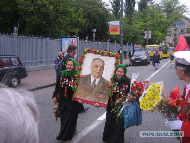 Две сестры встали в Киеве с портретом Жукова, отстояв его у бандеровцев