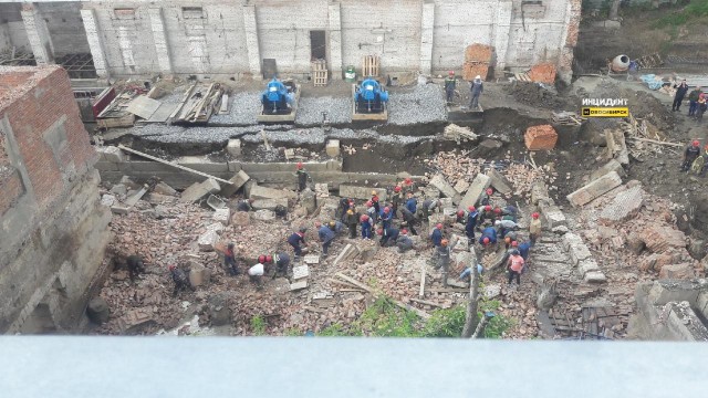 В Новосибирске обрушилась стена дома. Под завалами могут быть 12 человек